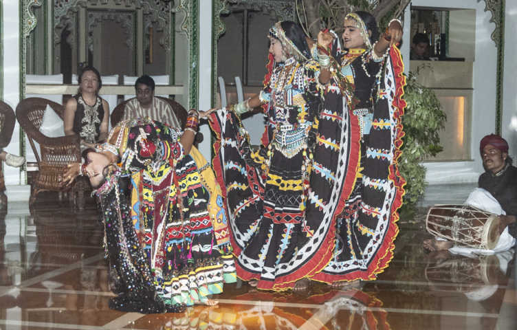 42 - India - Udaipur - lago Pichola - hotel Taj Lake Palace - bailes tradicionales
